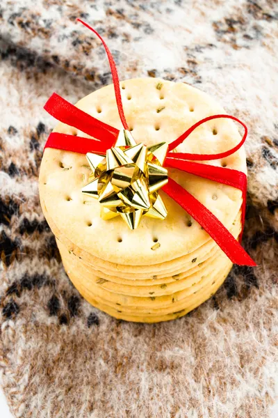 Christmas cookies met rood lint en gebreide winter mitten. — Stockfoto
