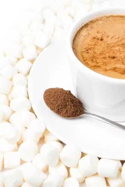 Close-up van kop warme chocolademelk met marshmallows rusten op witte achtergrond. — Stockfoto