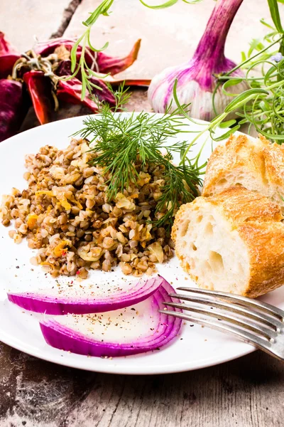 Russian cuisine. Buckwheat porridge, bresd, red onion and herbs. — Stock Photo, Image