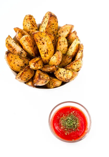 Patatine fritte con salsa rossa piccante in sacchetto di carta kraft riciclato su — Foto Stock