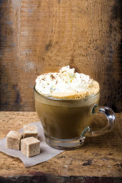 Cappuccino kávé tetején porcukros csokoládé krémmel — Stock Fotó