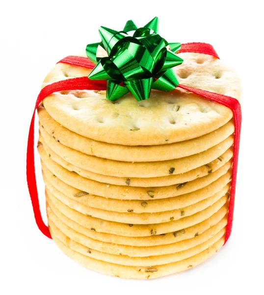 Süße Kekse gebunden mit roter Schleife isoliert auf weißem Hintergrund — Stockfoto