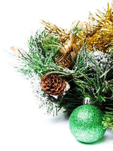 Decoración navideña con rama de abeto Navidad y conos sobre fondo blanco — Foto de Stock