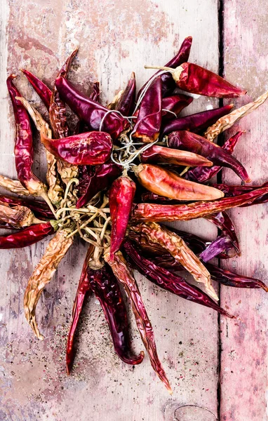 Chile rojo picante seco sobre fondo de madera vintage oscuro . —  Fotos de Stock