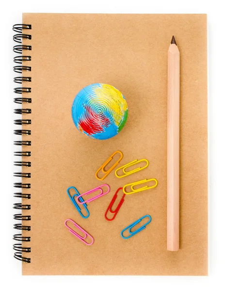 Material escolar con Globe, clip y cuaderno sobre fondo blanco . —  Fotos de Stock