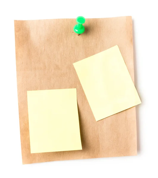 Haftnotiz aus Recyclingpapier mit Stecknadel und Mini-gelber klebriger Erinnerung auf weißem Hintergrund. — Stockfoto