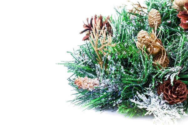 Juldekoration med fir gren jul och kottar på vit bakgrund. — Stockfoto