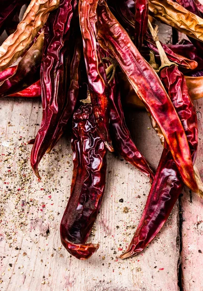 Pimenta de pimenta quente vermelha seca no fundo de madeira escura — Fotografia de Stock