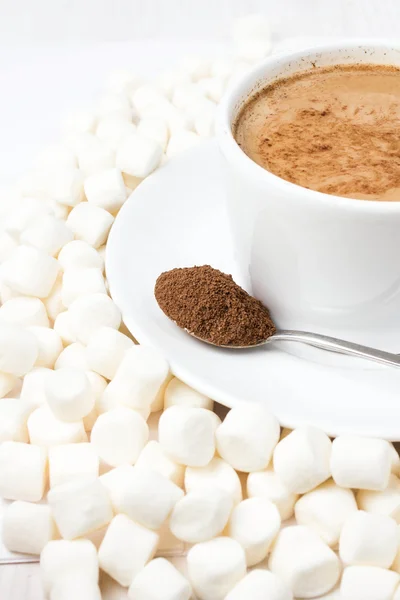 Closeup of cup of hot chocolate with small marshmallows resting — Stock Photo, Image