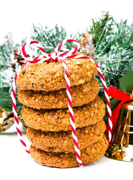 Peperkoek kerstkoekjes met feestelijke decoratie en rood lint — Stockfoto