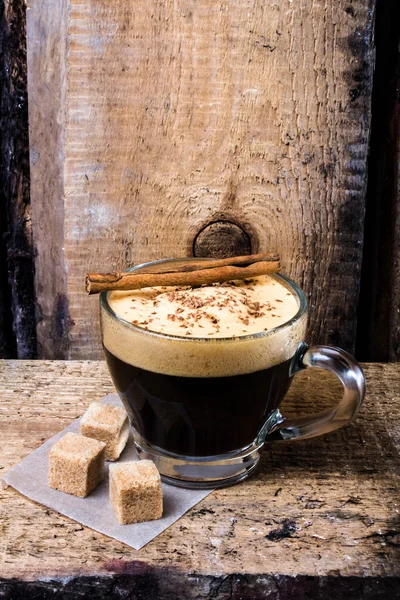 Skummande kopp espresso kaffebryggare på rustika brutala mörk trä bakgrund — Stockfoto