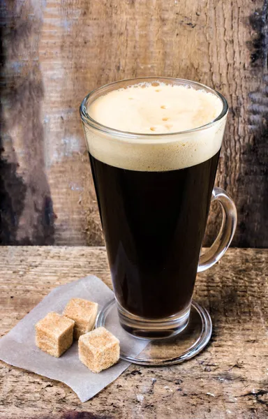 Café quente em um copo Latte e açúcar na mesa de madeira velha ou fundo de madeira grunge — Fotografia de Stock