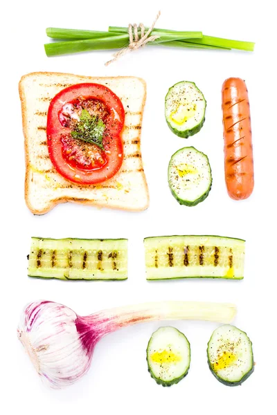 Café da manhã conjunto de pão torrado, tomate, salsicha e ervas — Fotografia de Stock