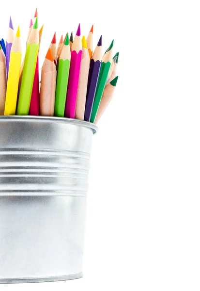 Färgpennor i aluminium pencil innehavare isolerad på vit bakgrund — Stockfoto