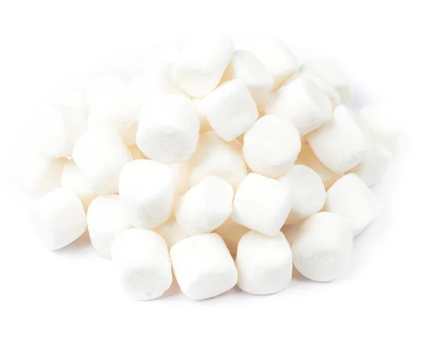 Een stapel van mini witte gezwollen marshmallows op witte achtergrond. — Stockfoto