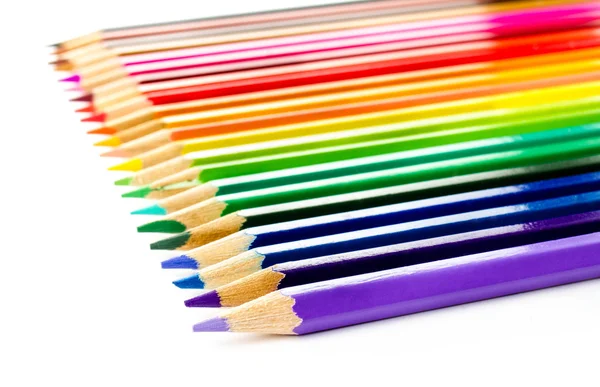 Lápices de color fijados sobre fondo blanco de cerca —  Fotos de Stock
