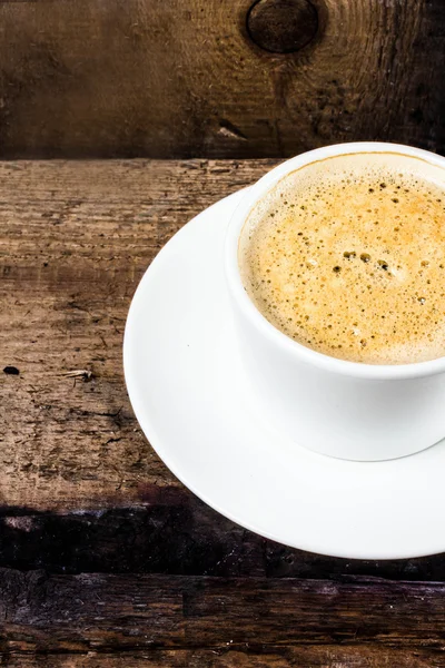 Closeup kopje espresso op oude houten tafel over grunge achtergrond — Stockfoto