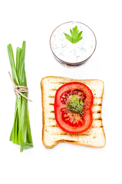 Desayuno con pan tostado, tomate, aislado sobre fondo blanco — Foto de Stock
