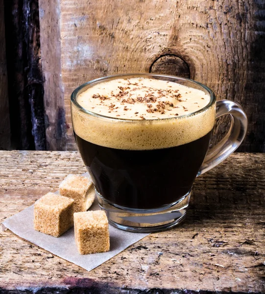 Café expreso con chocolate espolvoreado sobre fondo antiguo de madera oscura — Foto de Stock