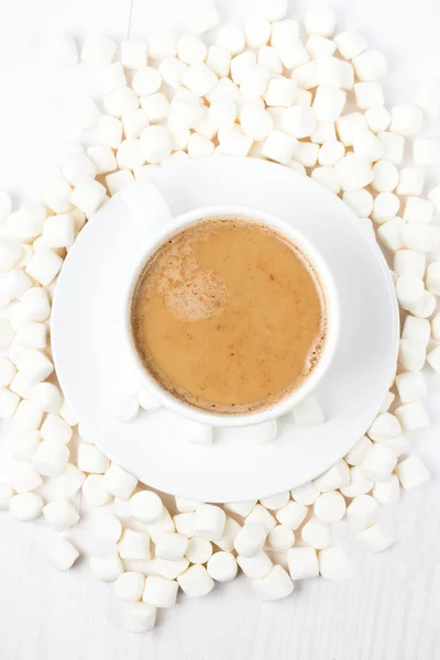 Gourmet xícara de café com mini marshmallows descansando no fundo — Fotografia de Stock
