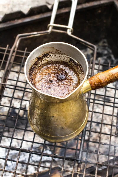 Making espresso coffee in vintage coffee pot on a grill bar — Stock Photo, Image