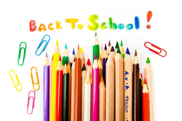 Tillbaka till skolan bakgrund med färgpennor. — Stockfoto