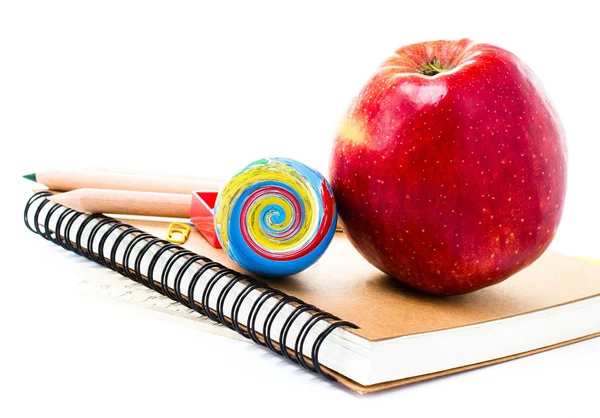 Volver a la escuela con cuaderno y lápiz sobre fondo blanco . — Foto de Stock