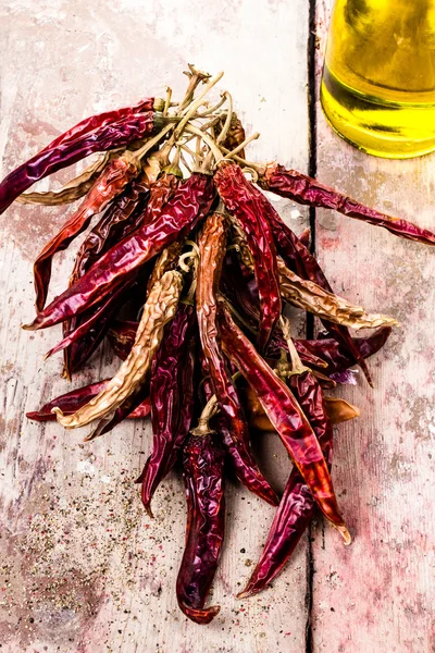 Sušené červené chilli papričkou na dark vintage dřevěné desce — Stock fotografie