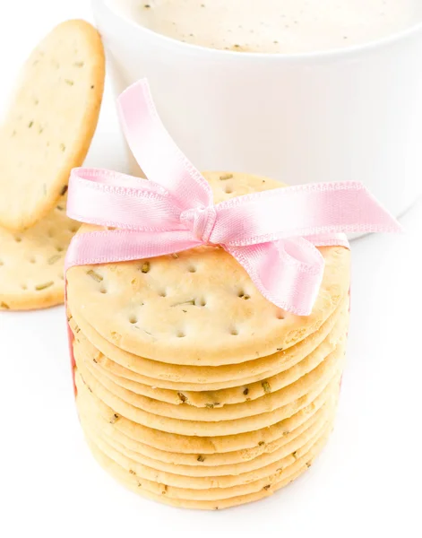 Kekse mit rosa Schleife und Teetasse isoliert auf weißem Hintergrund — Stockfoto