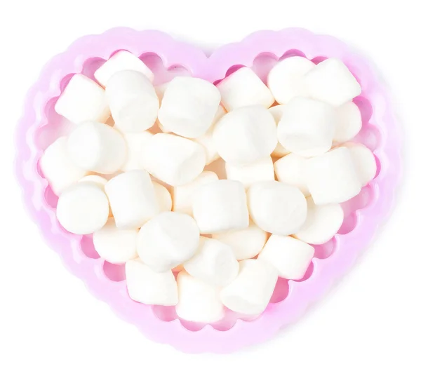 Mini malvavisco blanco esponjoso en forma de corazón sobre fondo blanco — Foto de Stock