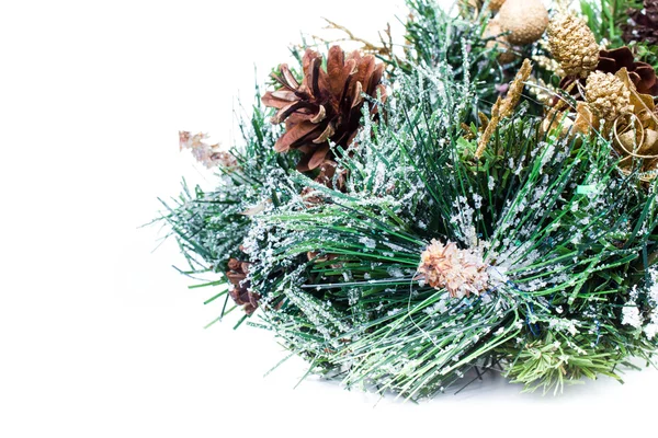 Juldekoration med fir gren jul och kottar på vit bakgrund — Stockfoto