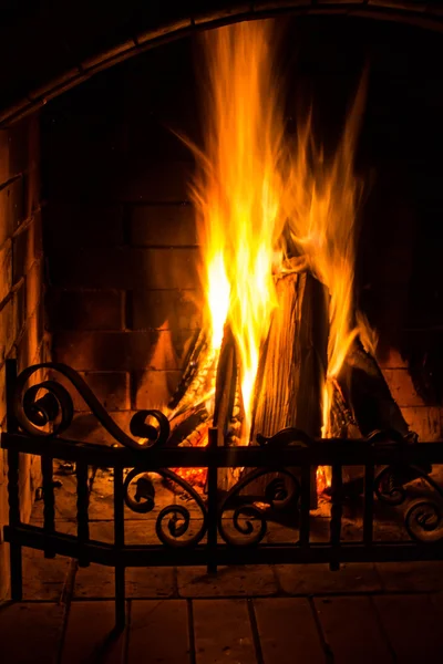 Home Fogo queimando em lareira de tijolo. Fogo sazonal e de férias . — Fotografia de Stock