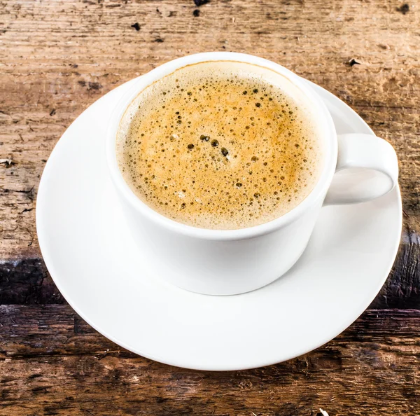 Närbild kopp espresso på gamla träbord över grunge bakgrund — Stockfoto