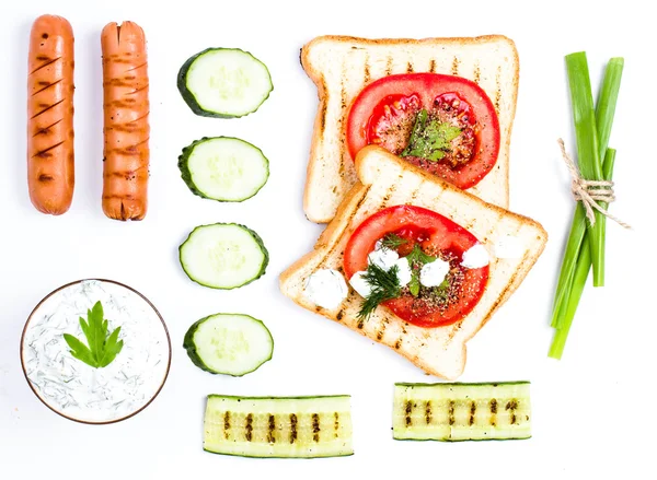Desayuno con pan tostado, tomate, salchichas y hierbas —  Fotos de Stock