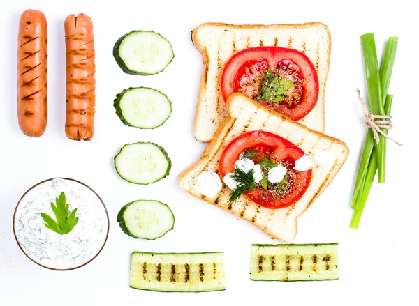 Desayuno con pan tostado, tomate, salchichas y hierbas — Foto de Stock