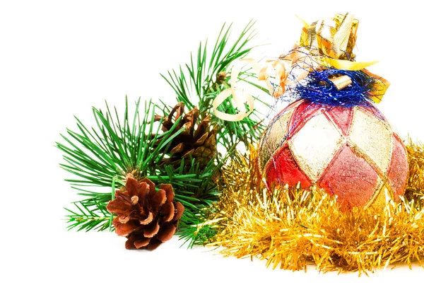 Boule de Noël sur branches de sapin avec décorations sur fond blanc — Photo