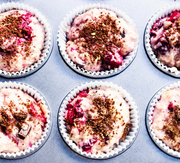 Πρώτες muffin επικολλήσετε σε ένα δίσκο, έτοιμο για ψήσιμο. σουτ μακροεντολή. — Φωτογραφία Αρχείου