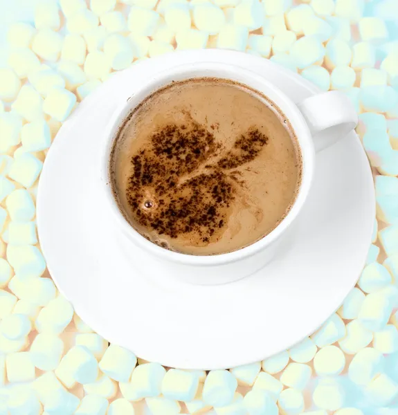 Chocolate quente na taça branca cacau em pó com marchmallows coloridos — Fotografia de Stock