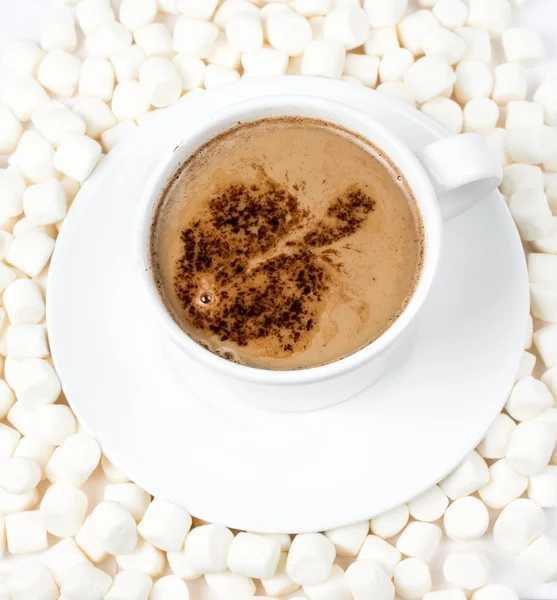 Hot chocolate in white Cup powdered cocoa with many plump mini marchmallows — Stock Photo, Image