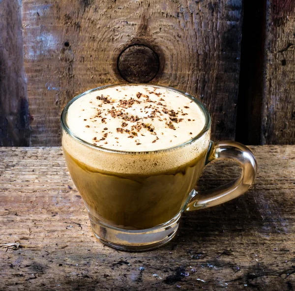 Mocha kaffe i glas kopp med skum grädde toppad med stänkte — Stockfoto