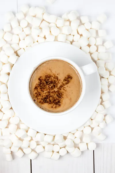 Warme chocolademelk in witte kop poedervorm cacao met vele mollige kleine — Stockfoto