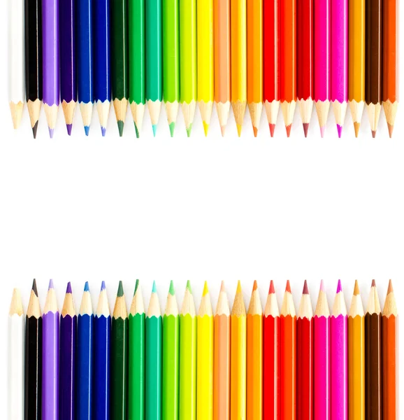 Цветные Радужные карандаши изолированы на белом фоне. Возвращение в школу — стоковое фото
