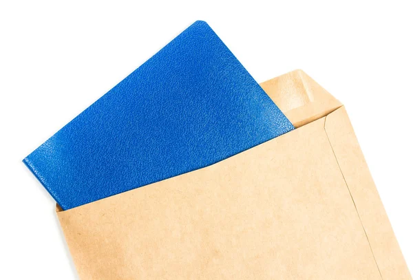 Aberto marrom reciclar envelope grande com carta de papel de cor azul dentro — Fotografia de Stock