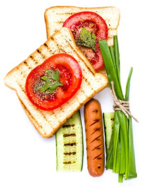 tost ekmeği, domates, sosis, otlar, izole kahvaltı seti