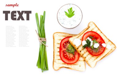 tost ekmeği, domates, sosis, otlar, izole kahvaltı seti