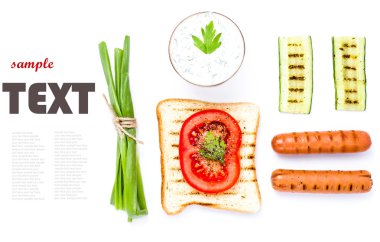 tost ekmeği, domates, sosis, otlar, izole kahvaltı seti