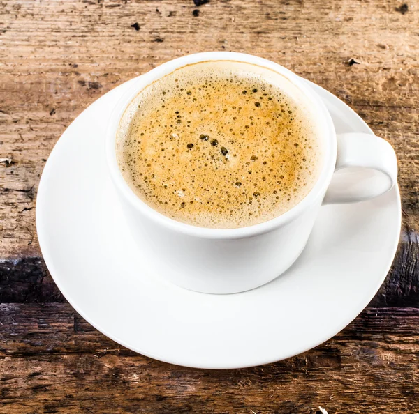 Primer plano taza de espresso en la vieja mesa de madera sobre grunge backgrou — Foto de Stock