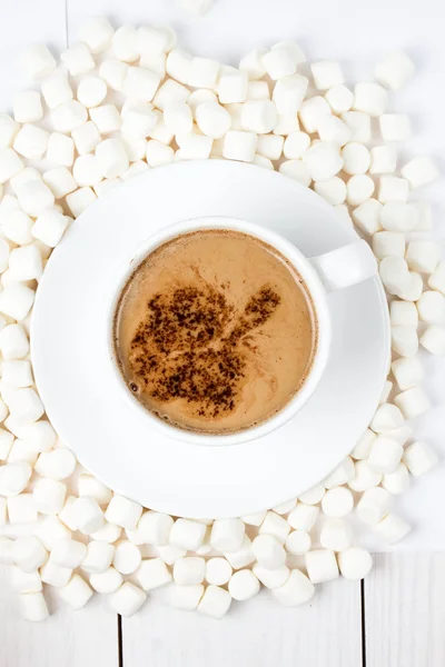 Cioccolata calda in tazza bianca cacao in polvere con molti grassoccio piccolo — Foto Stock