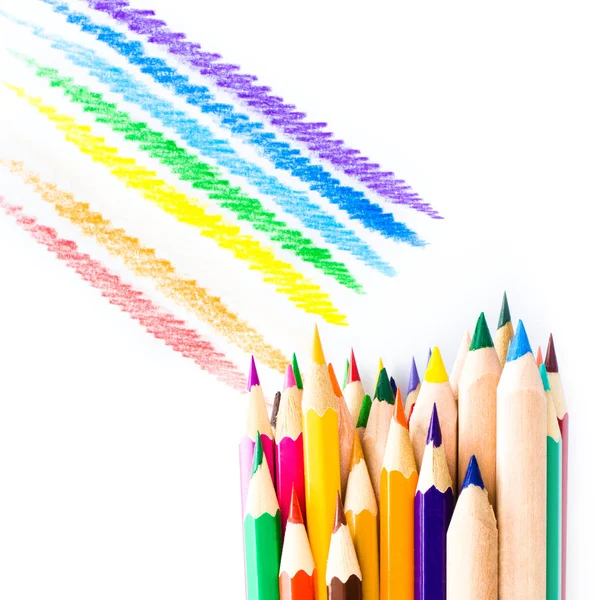 Molti diversi colorati matite arcobaleno forniture scolastiche su bianco — Foto Stock
