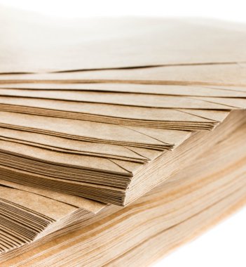 Beyaz arka plan üzerinde izole geri dönüştürülmüş kağıt zarf yığınını,